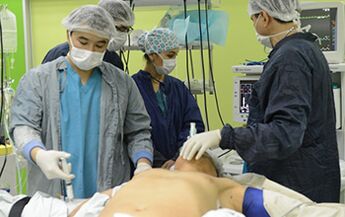 Chirurgiens effectuant une opération pour agrandir le pénis d'un homme