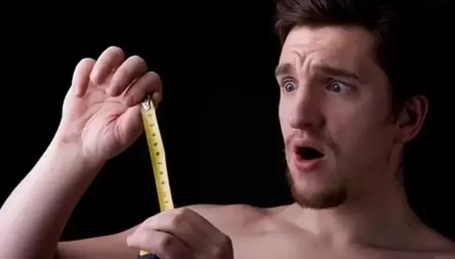 Homme mesurant son pénis avant l’agrandissement