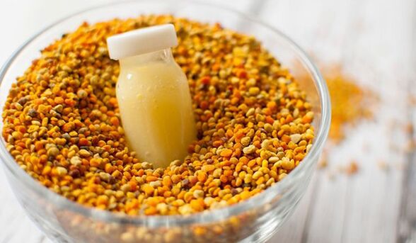 Un homme reste en forme en mangeant de la gelée royale et du pain d'abeille