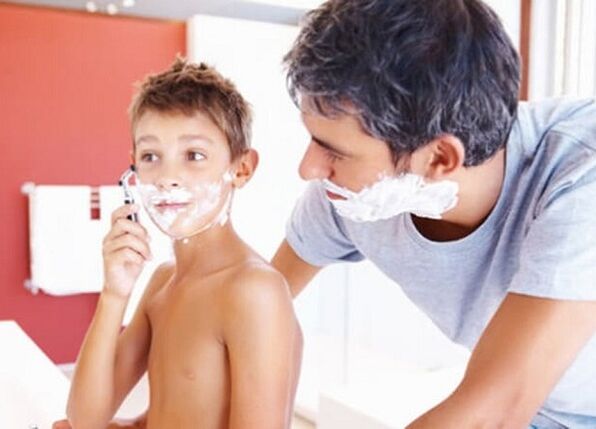 Le père apprend à l'enfant à se raser et à agrandir le pénis
