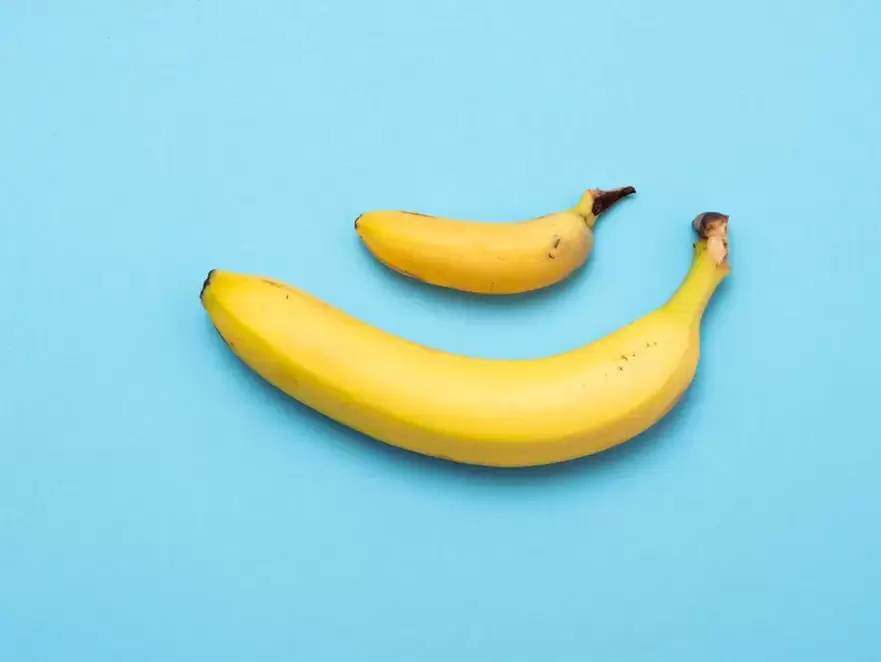 pénis petit et agrandi avec pompe en utilisant l'exemple des bananes
