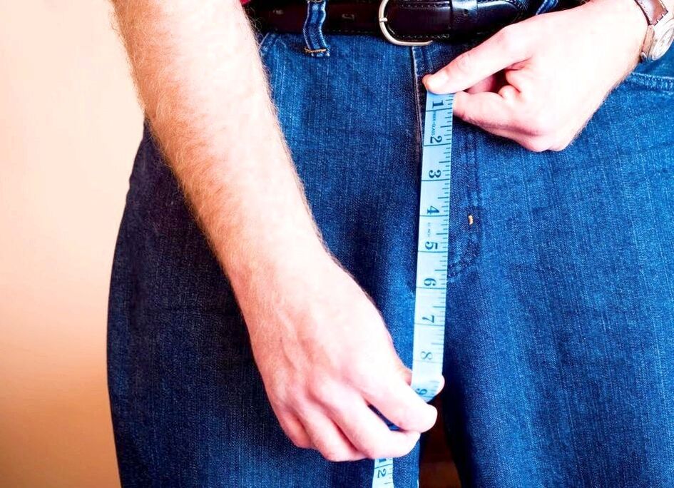 Homme mesurant le pénis après l’agrandissement